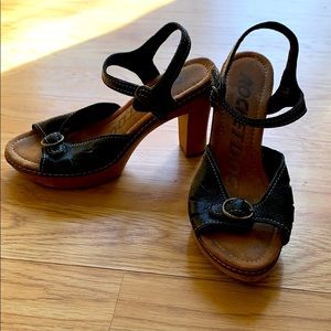 Women’s rocket dog sandals. Size 7
